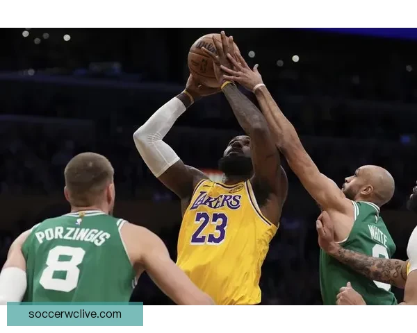 围绕詹姆斯昨日惊天劈扣起跳距离赛季第三飞行速度震撼全场表现解析